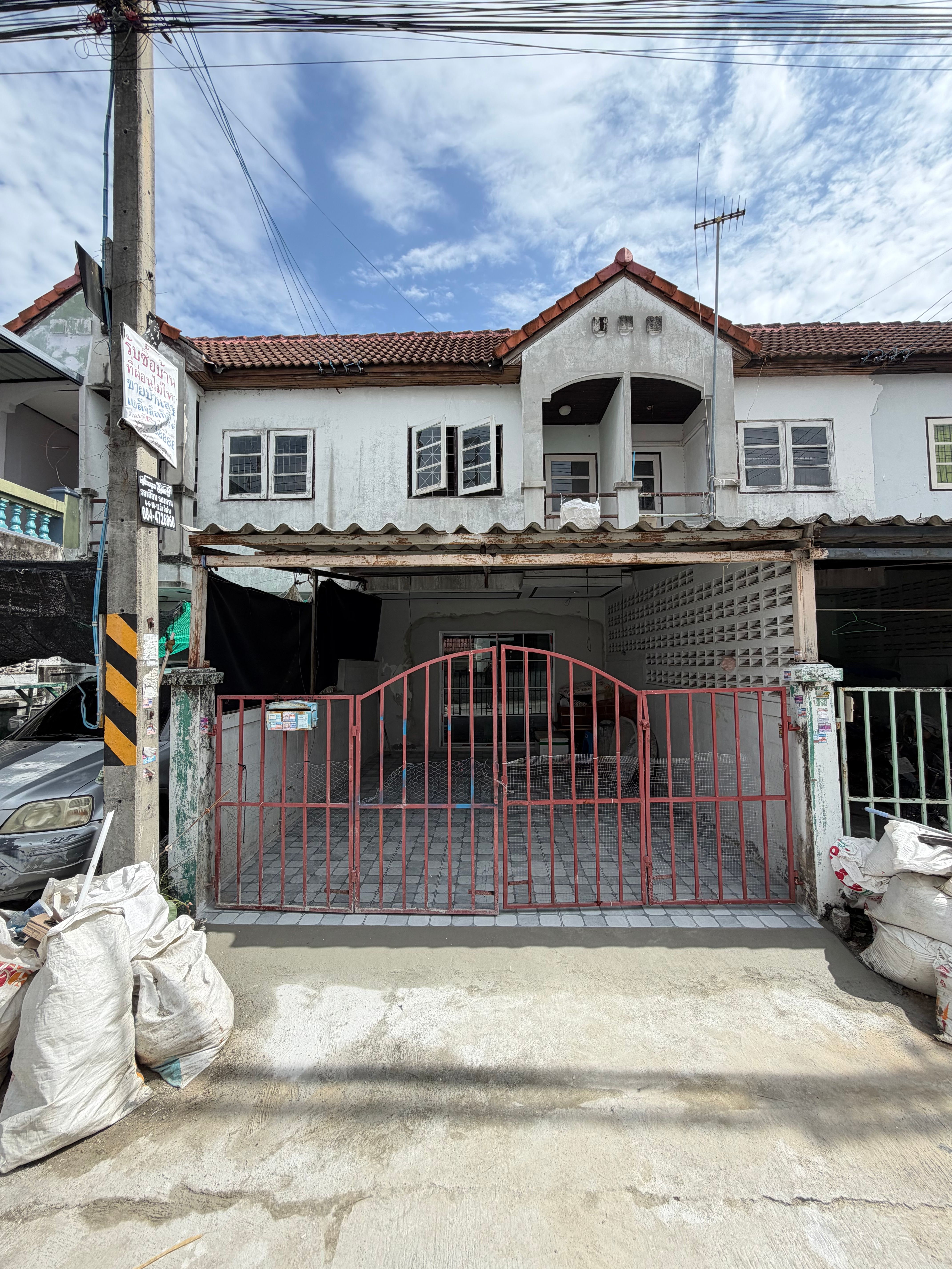 บ้านทาวน์โฮมสองชั้น บ้านบึง หมู่บ้านกรีนวิว ราคาย่อมเยา บ้านทาวน์โฮมสองชั้น บ้านบึง หมู่บ้านกรีนวิว ราคาย่อมเยา